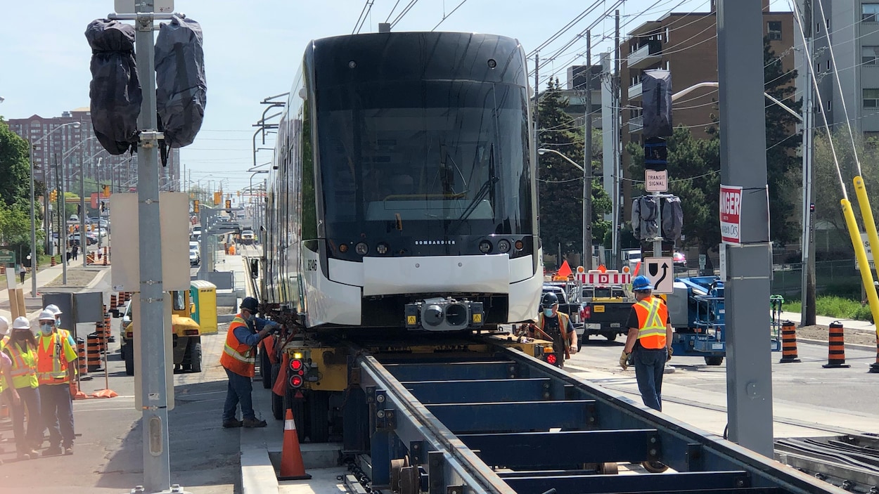 Le train léger d’Eglinton devrait être en service en septembre, dit Doug Ford