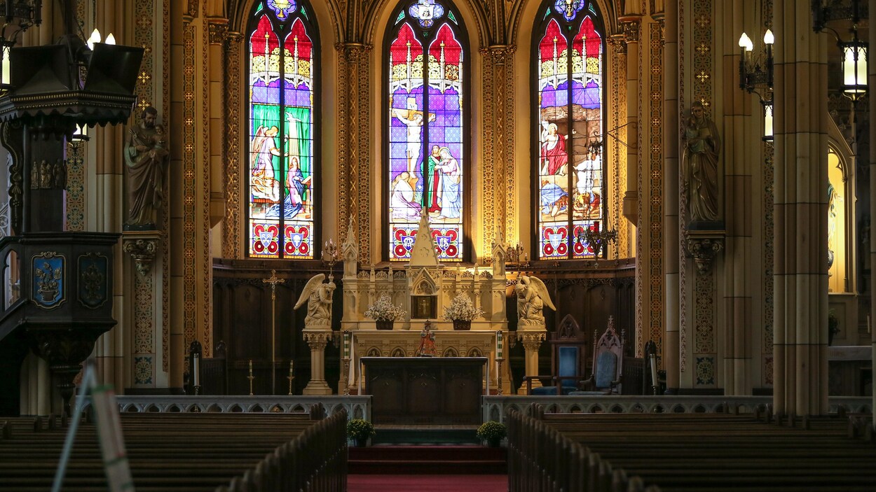 Le coeur de l'église avec dans le fonds des vitraux et l'autel. Le coeur de l'église avec dans le fonds des vitraux et l'autel.