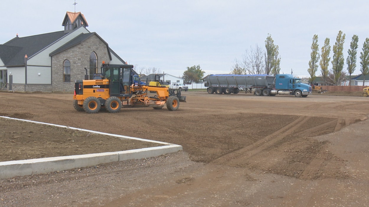 Les travaux d'asphaltage de la cour de la nouvelle église de Bas-Caraquet ont débuté.
