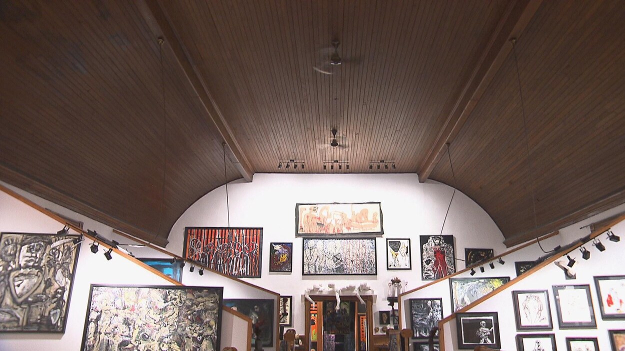 Vue intérieure de l'église de Mansonville transformée en Musée d'art contemporain singulier.