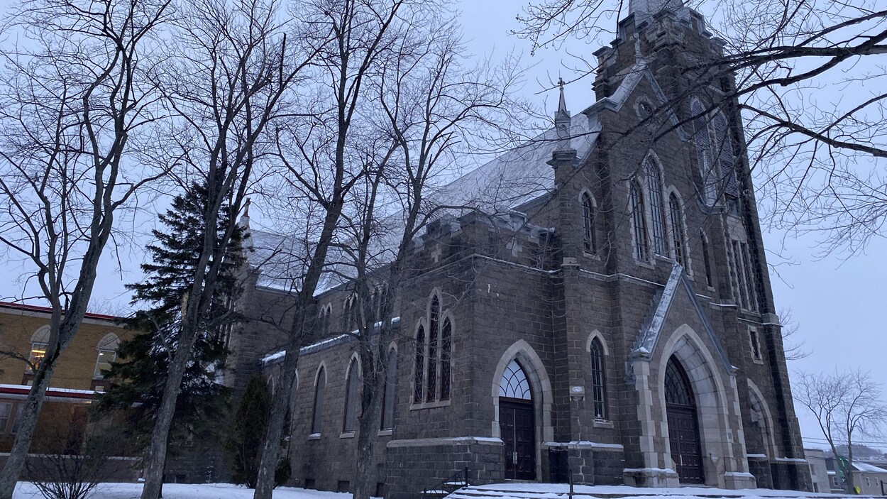 Une église fermée vue de l'extérieur en hiver.