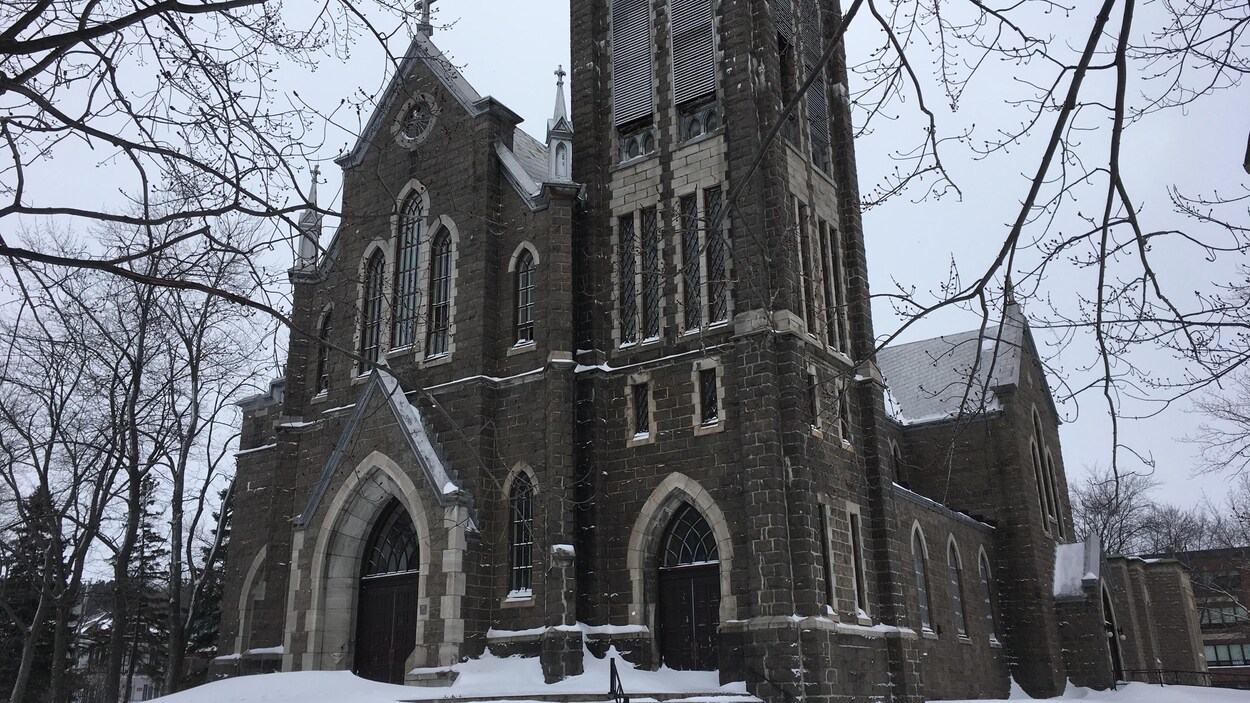 L'église de l'extérieur en hiver