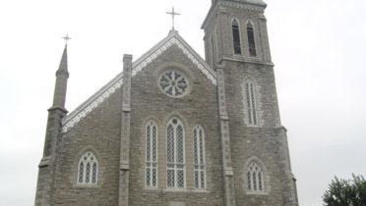 Vue frontale de l'Église Saint-François-de-Sales de Gatineau Vue frontale de l'Église Saint-François-de-Sales de Gatineau