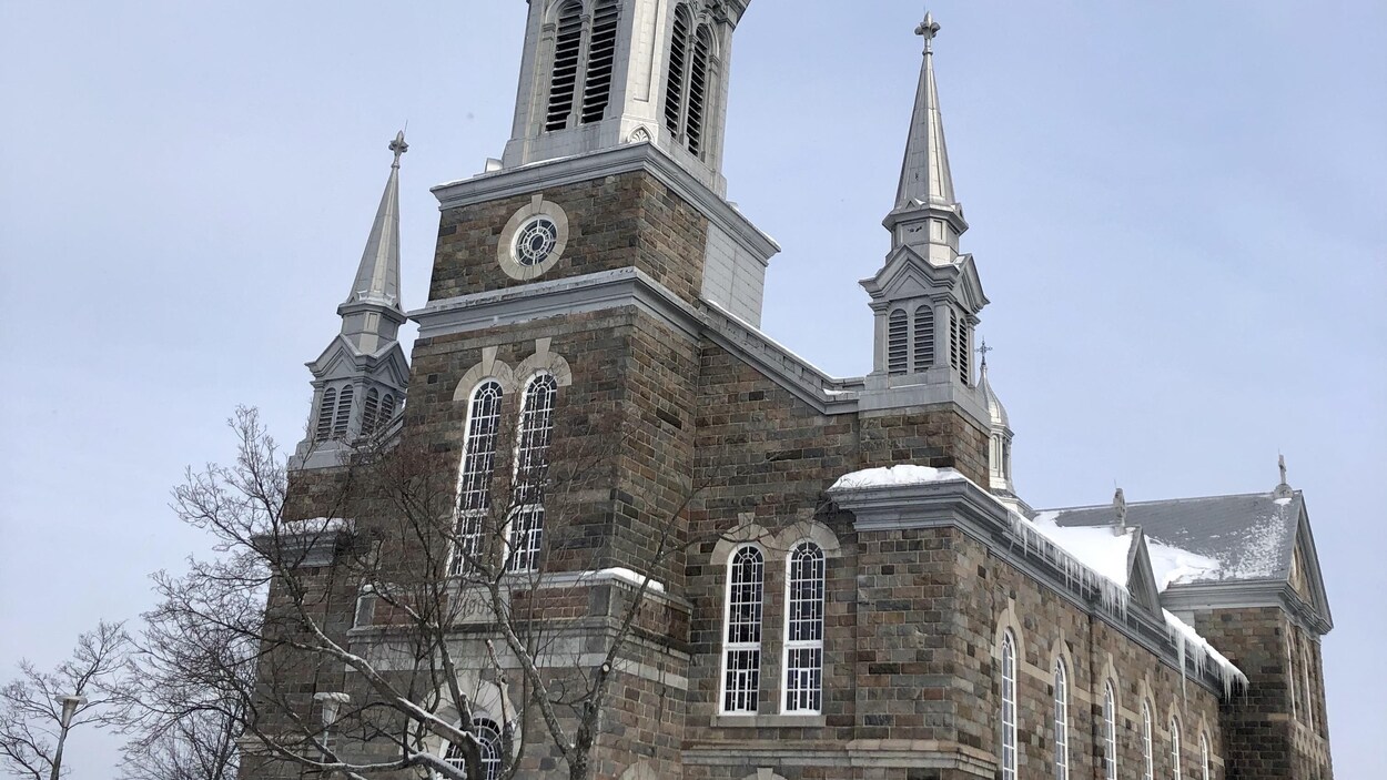 Le devant de l'église Saint-François Xavier en hiver.