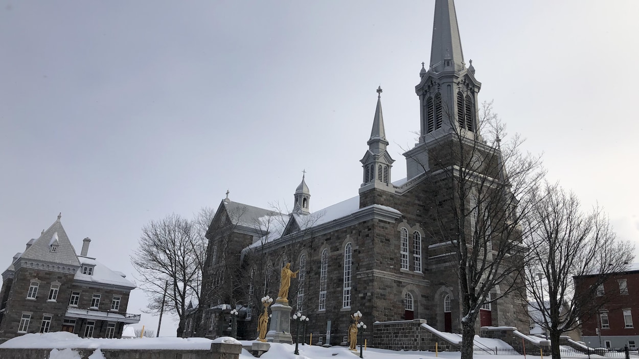 Le côté nord de l'église Saint-François-Xavier en hiver.