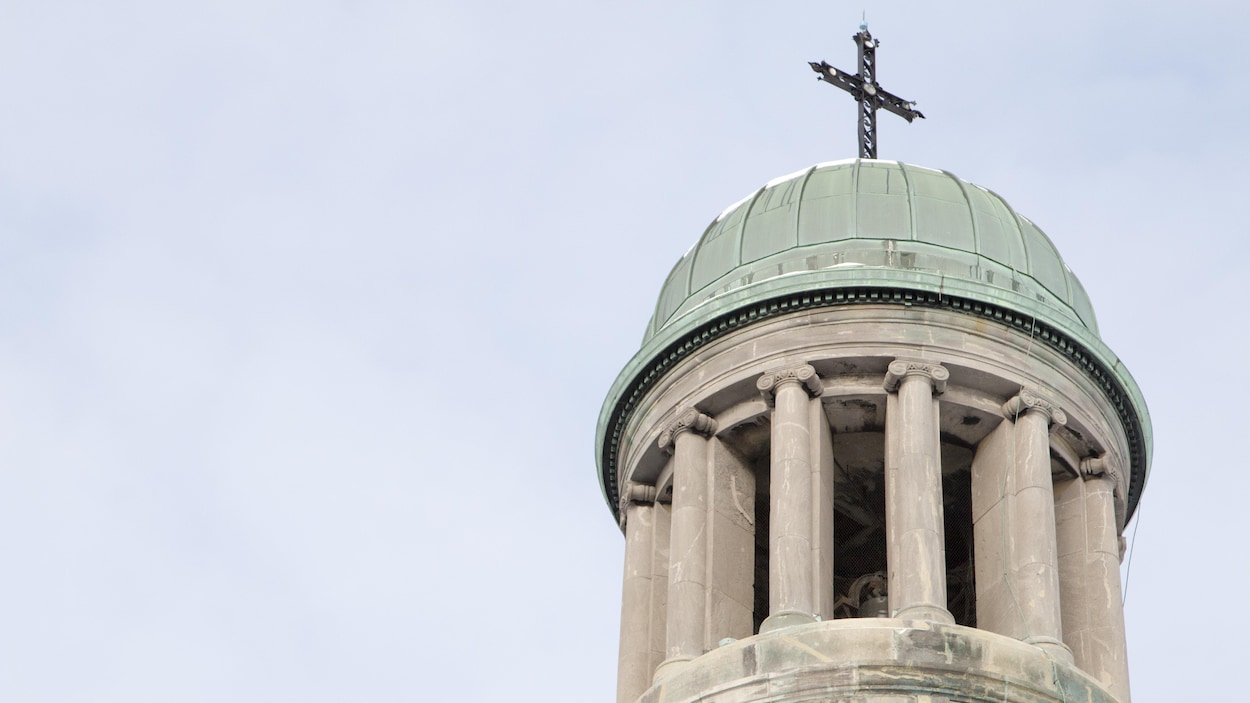 L'un des clochers de l'église Saint-Jean-Baptiste, à Montréal.