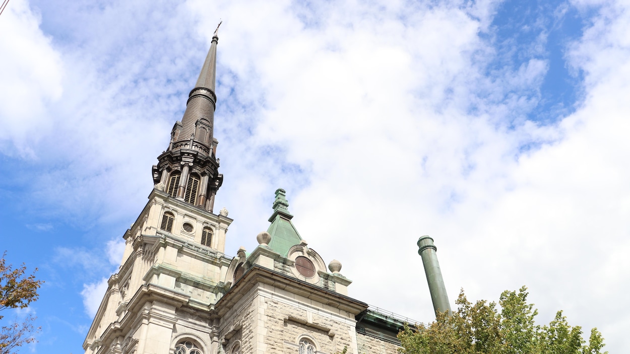 Vue en contre-plongée de l'église Saint-Jean-Baptiste.