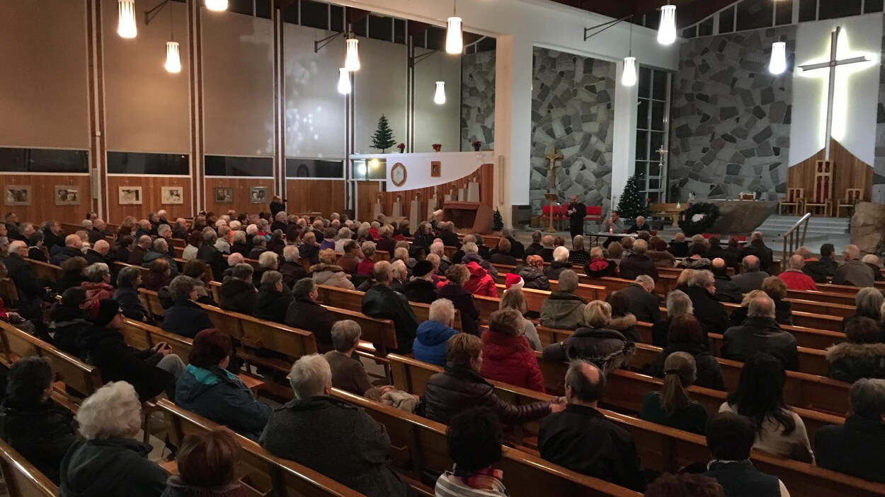 De nombreuses personnes sont assises dans les bancs de l'église Saint-Pie-X à Rimouski. De nombreuses personnes sont assises dans les bancs de l'église Saint-Pie-X à Rimouski.