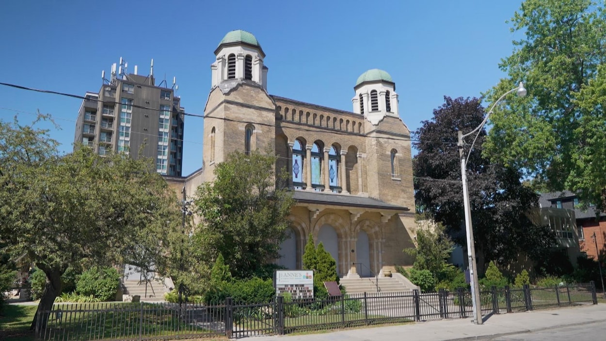 Quand les ruines de l’église Sainte-Anne deviennent une galerie d’art