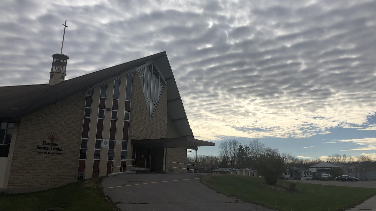 L'église Ste-Maria-Goretti, sous un ciel nuageux