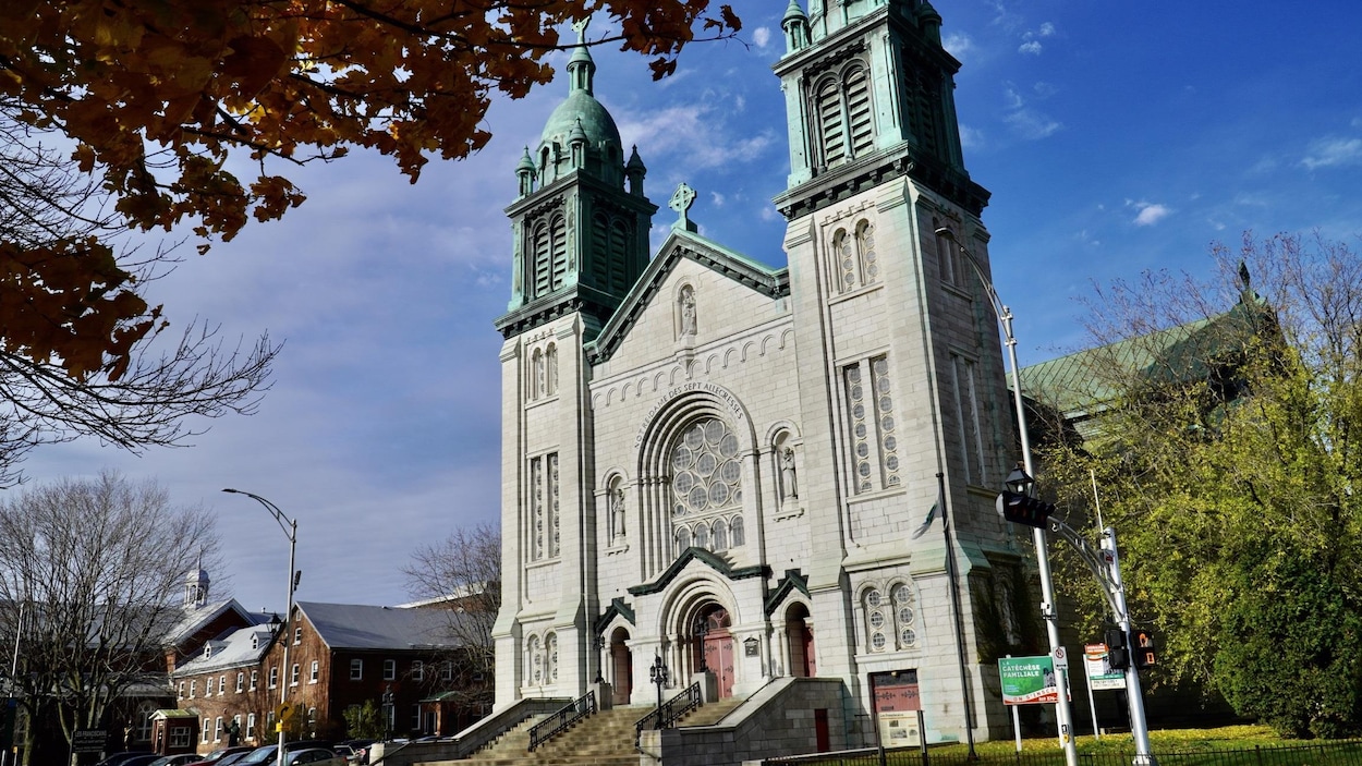 L'église de Notre-Dame-des-Sept-Allégresses sur le boulevard Saint-Maurice, à Trois-Rivières.