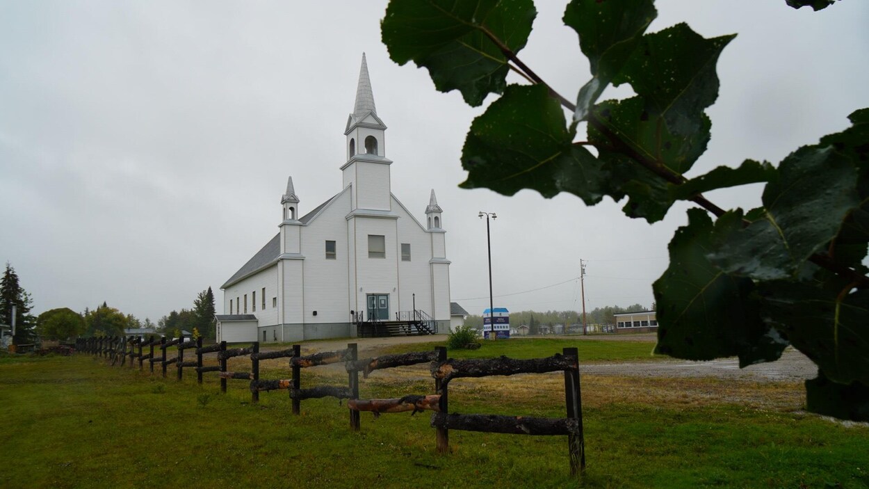 Une église derrière une clôture.