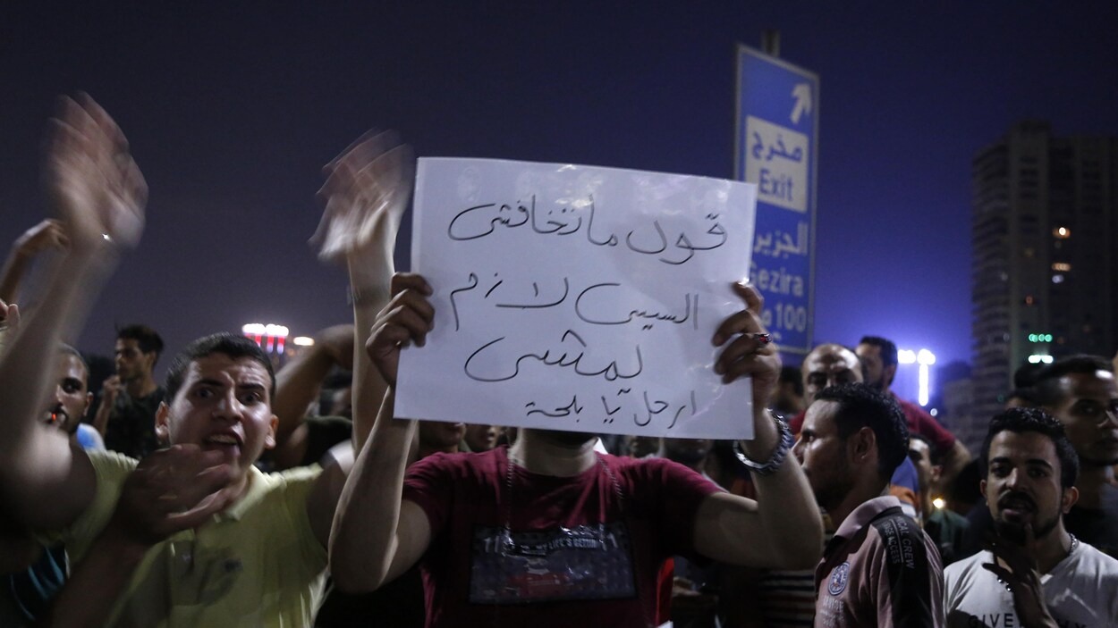 Des Égyptiens manifestent contre le président Abdel Fattah al-Sissi à Suez, dans le nord du pays.