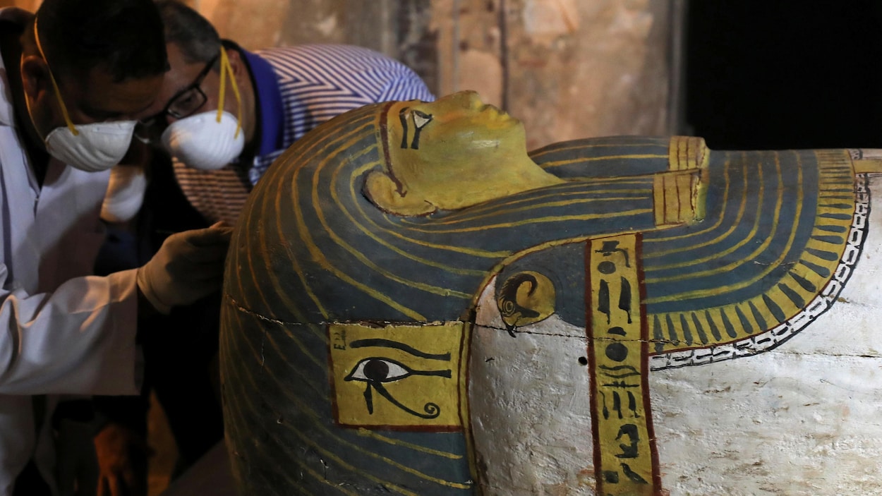 Le ministre égyptien des Antiquités Khaled Al-Anani examine un sarcophage découvert dans une nouvelle tombe à Louxor.