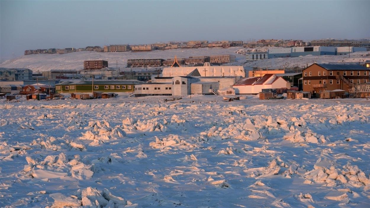 Lévée du soleil à Iqualuit au Nunavut Lévée du soleil à Iqualuit au Nunavut