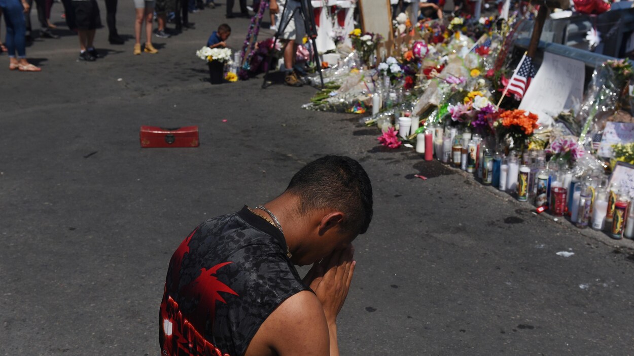 Un homme prie devant un mémorial destiné aux victimes de la fusillade d'El Paso.