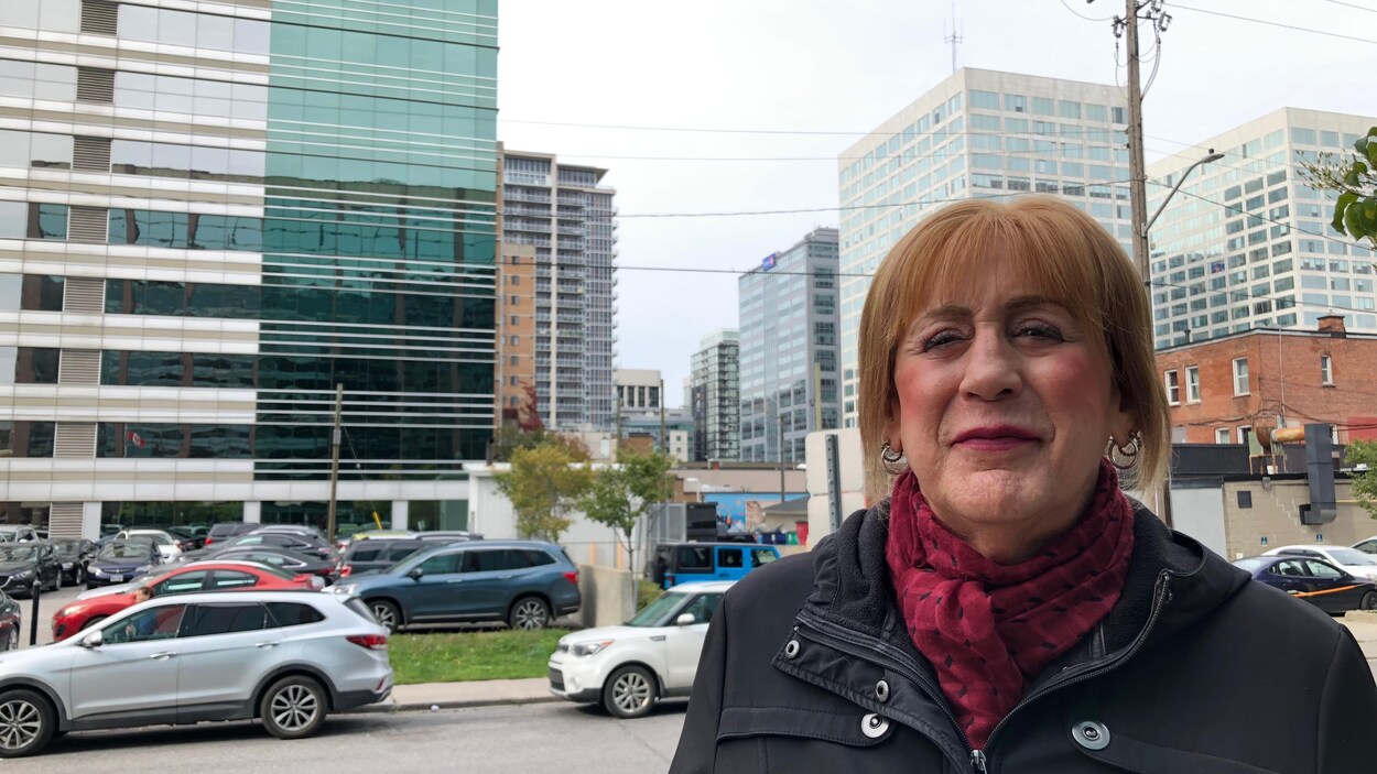 Élaine Gingras répond aux questions de la journaliste.