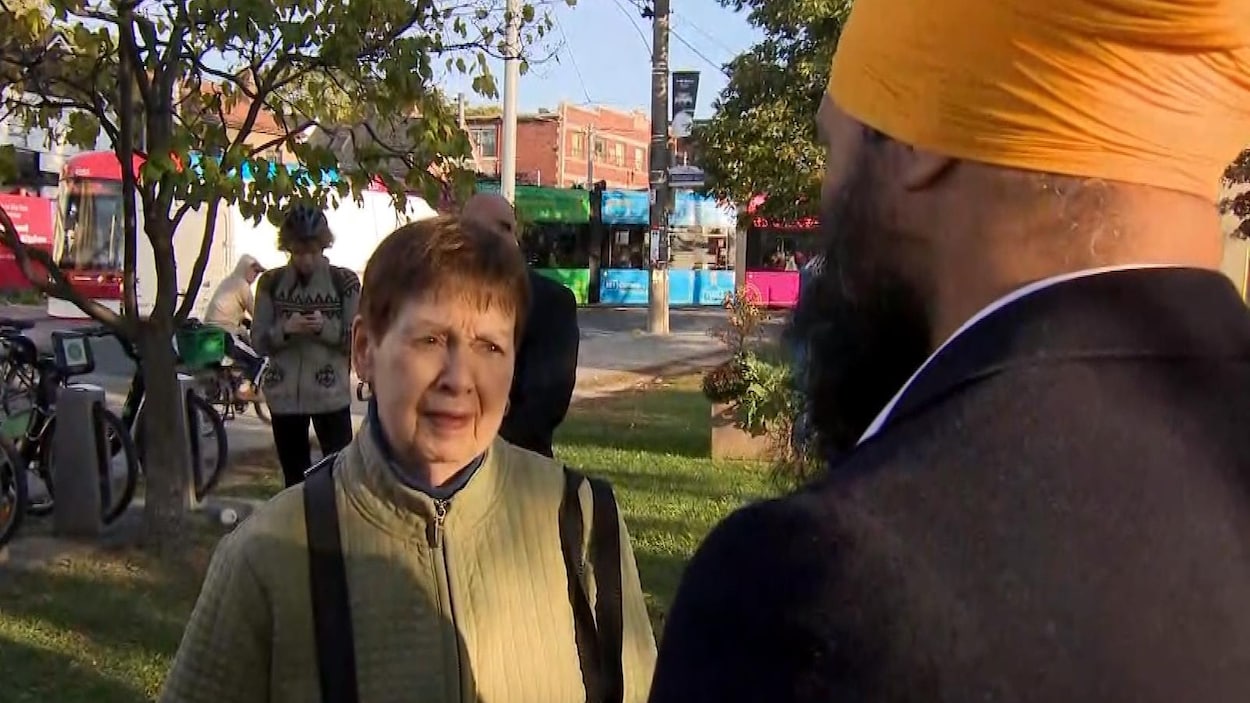 Les deux ont une discussion dans un parc de la région de Toronto.