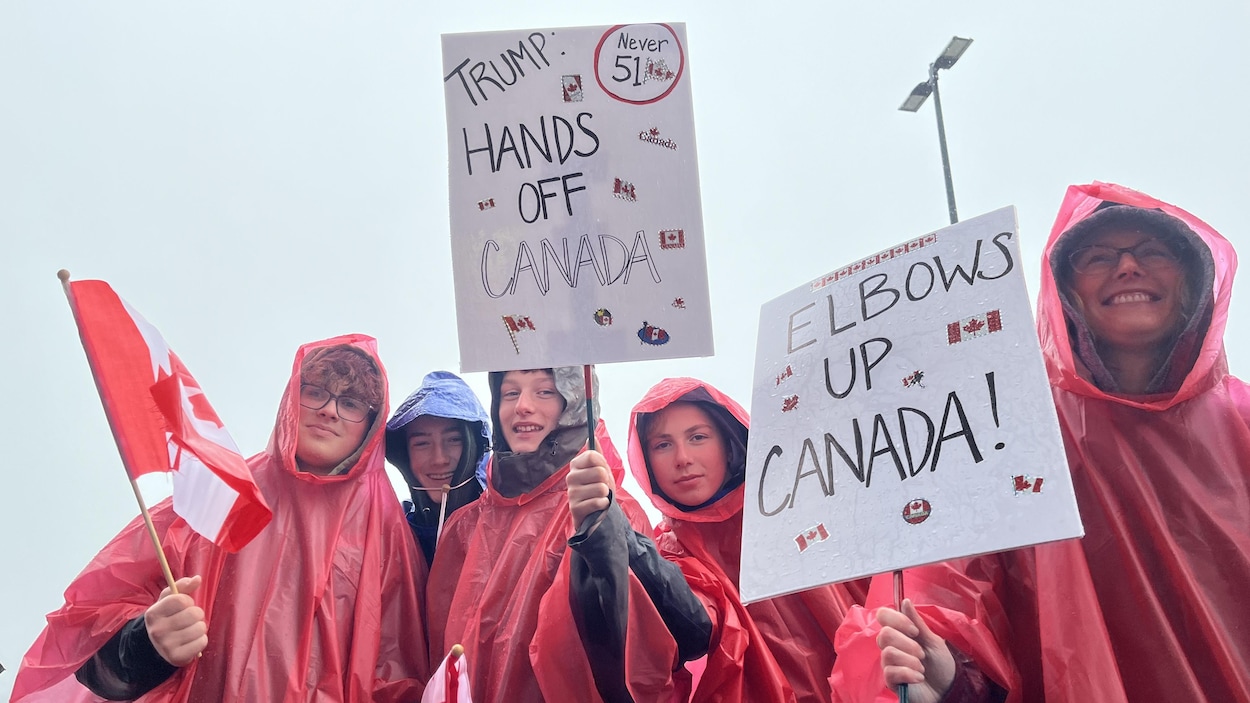 Des centaines de personnes à Halifax pour le mouvement « Elbows Up »