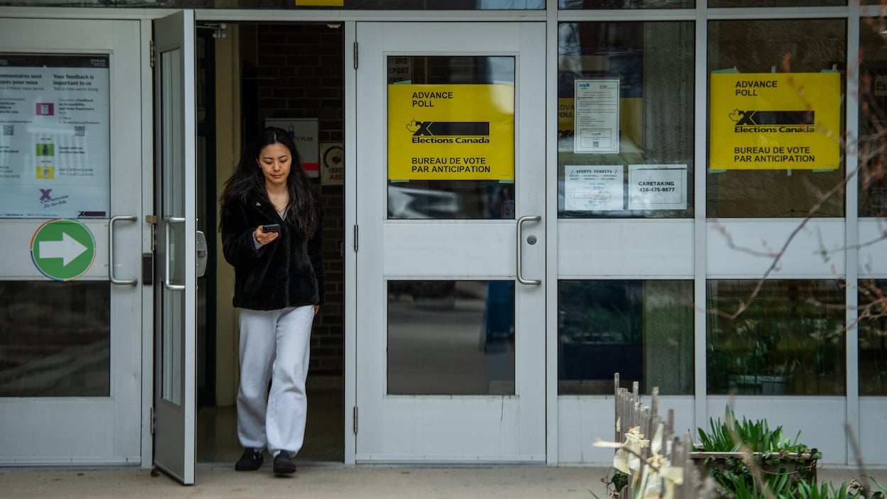 Élections municipales : des milliers de dollars misés en Ontario malgré leur interdiction