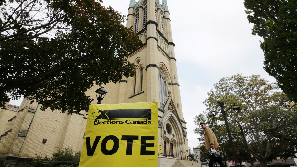 Derrière le signe, une église.