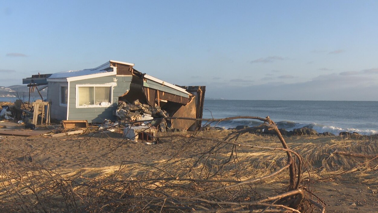 Un chalet endommagé sur la côte.