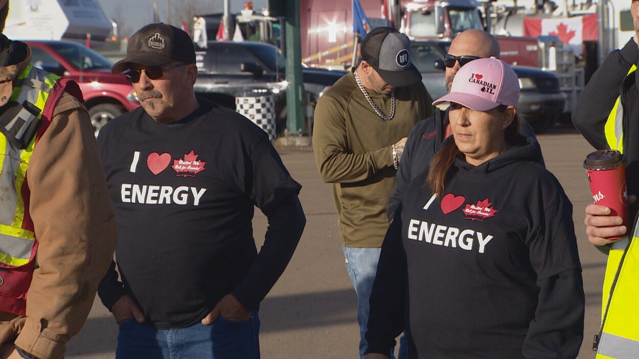 Des manifestants arborent des vêtements favorables au secteur canadien des hydrocarbures.