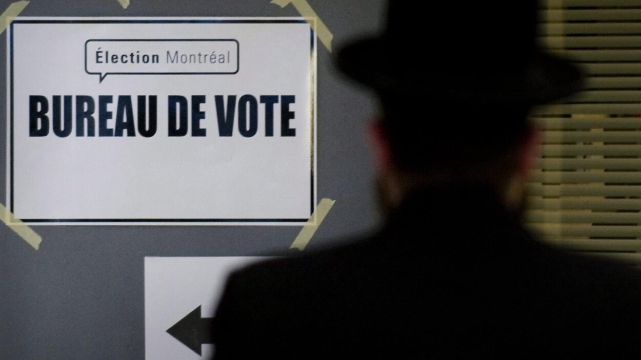 Un homme arrive au bureau de vote. Un homme arrive au bureau de vote.