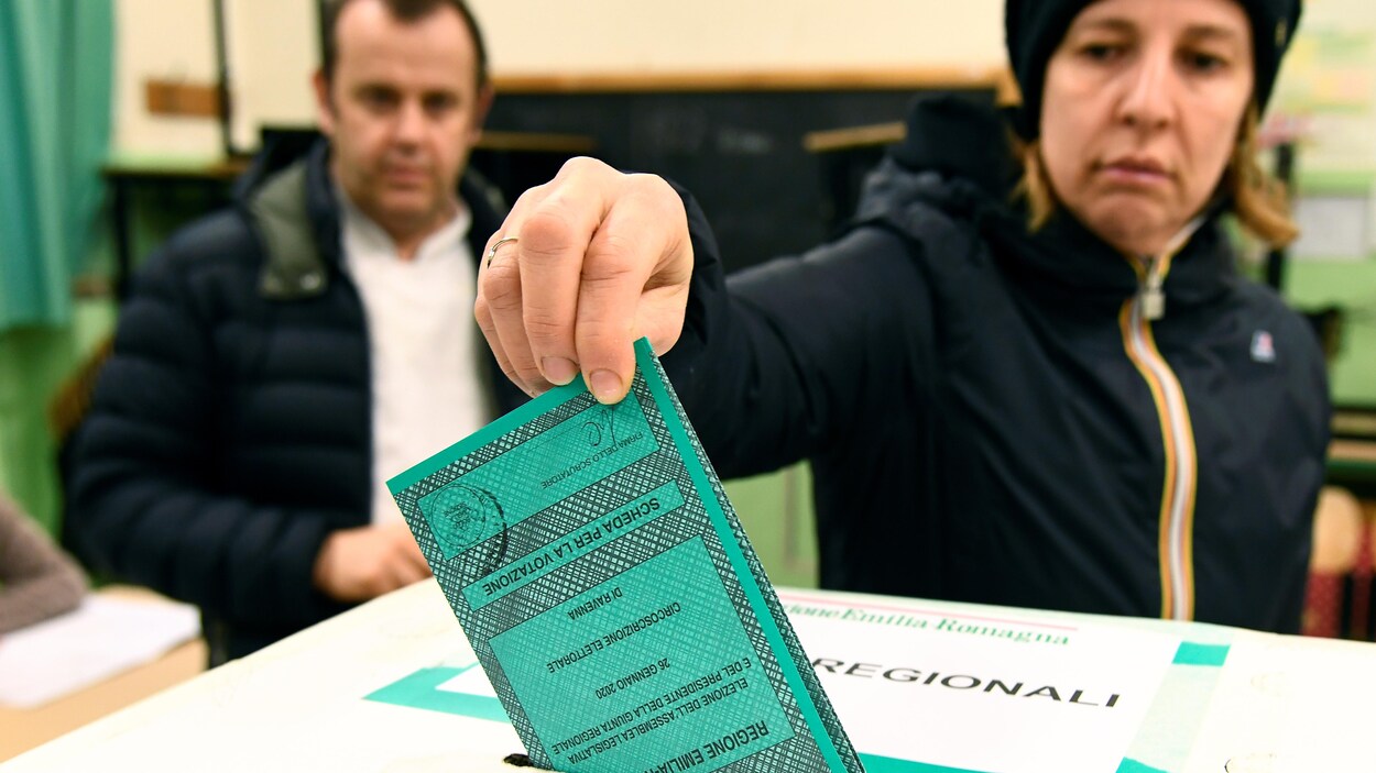 Une électrice glisse un bulletin de vote dans l'urne.