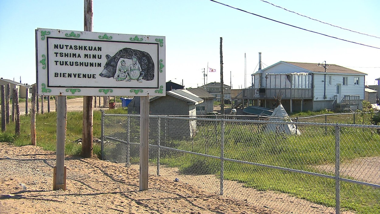 Une affiche en Innu et en français souhaitant la bienvenue sur le territoire de Nutashkuan.