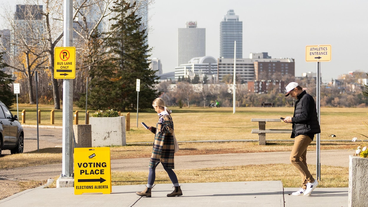 Référendum en Alberta : pourquoi les résultats ont-ils tardé?