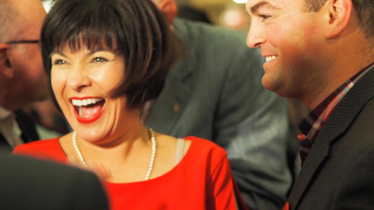 La ministre sortante Ginette Petitpas-Taylor tout sourire.