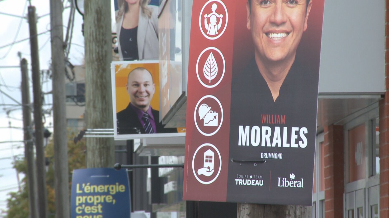 Des affiches des principaux candidats dans Drummond