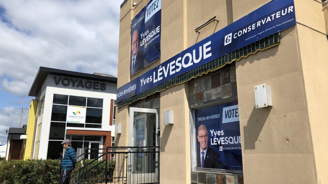 Des affiches du candidat Yves Lévesque sont placardées devant son local électoral.