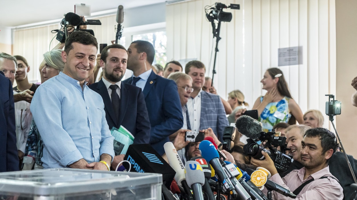 Le président ukrainien Volodymyr Zelensky s'adresse aux journalistes.