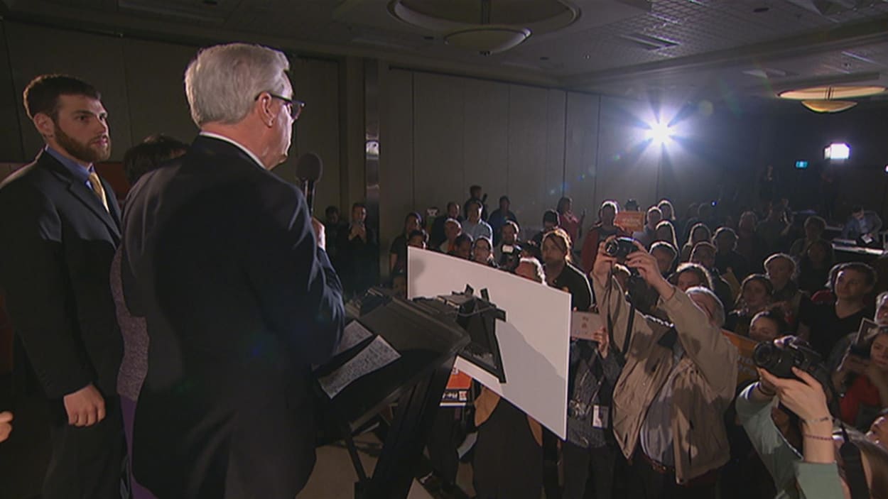 Rassemblement du NPD le soir des élections provinciales du 19 avril 2016. L'ancien chef du parti, Greg Selinger, s'exprime après l'annonce de la défaite du parti.