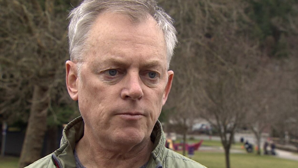 Le maire sortant de Lions Bay, Karl Buhr, à l'extérieur. Le maire sortant de Lions Bay, Karl Buhr, à l'extérieur.
