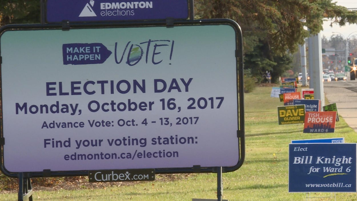 Affiches de candidats pour les élections municipales dans une rue d'Edmonton Affiches de candidats pour les élections municipales dans une rue d'Edmonton