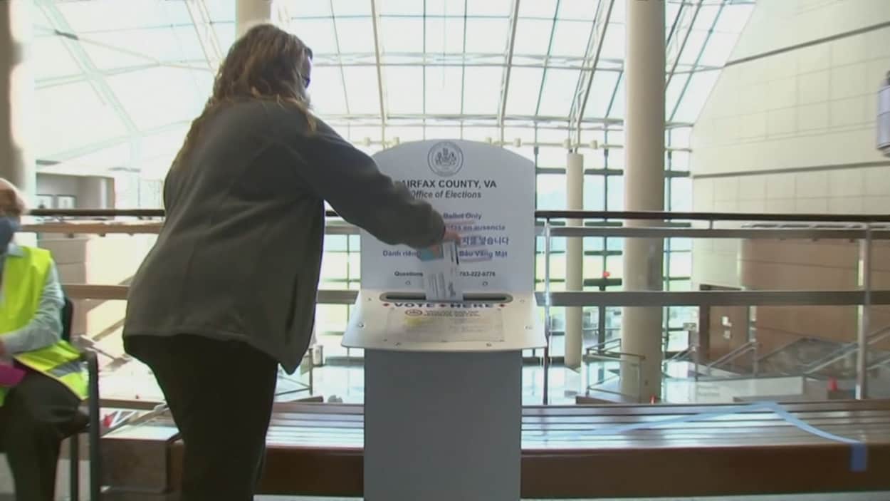 Un électrice dépose son bulletin de vote.
