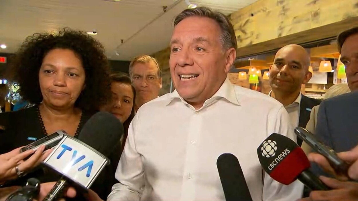 Le chef caquiste François Legault en point de presse à Laval.