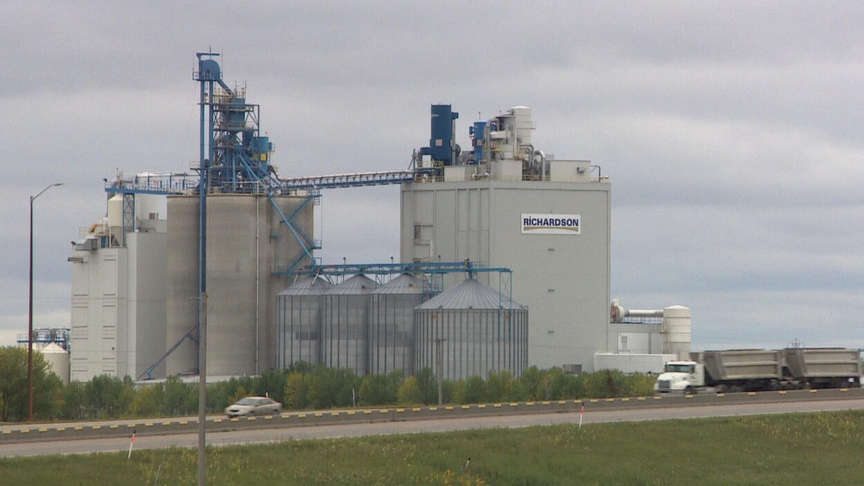Élévateur à grain de la société Richardson avec une autoroute à l'avant-plan.