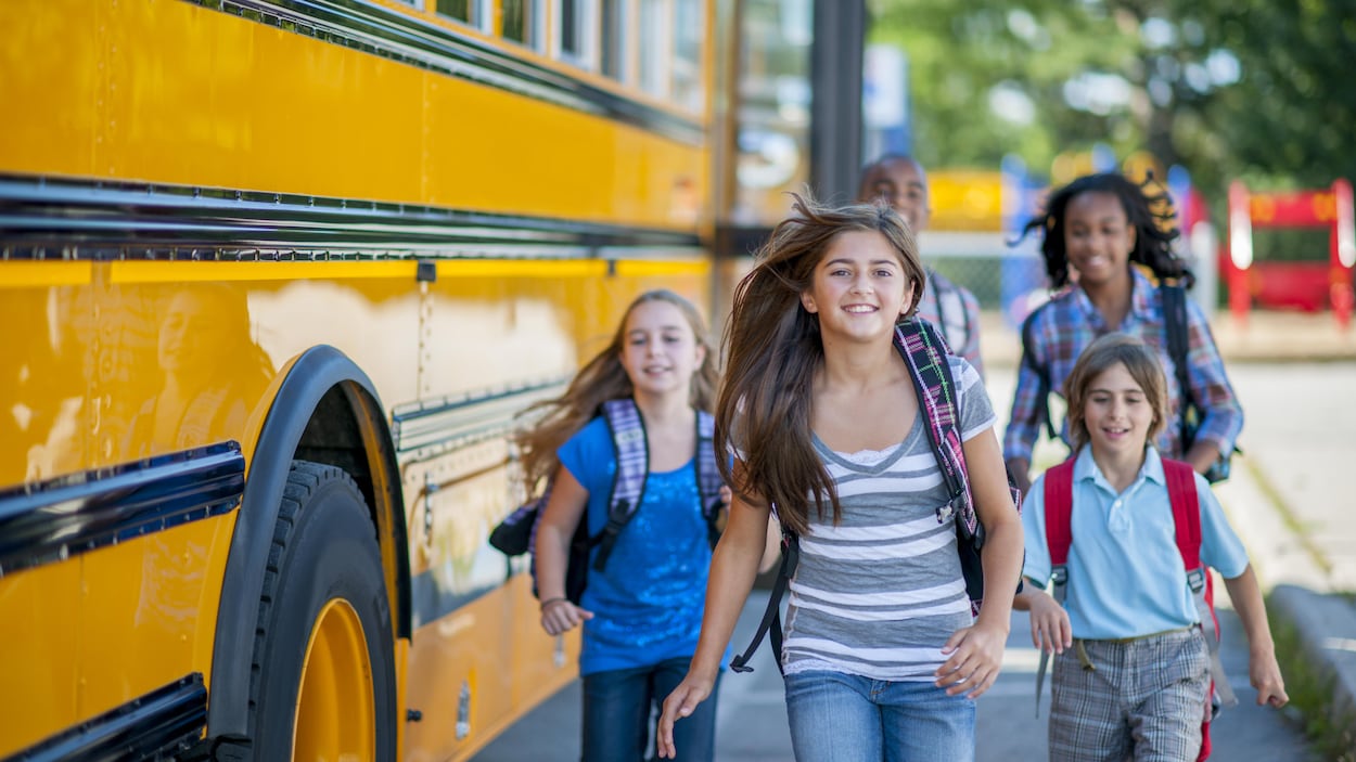 Des élèves vont à l'école. Des élèves vont à l'école.