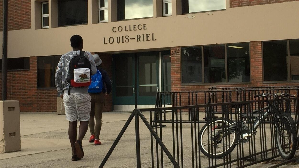 Des élèves arrivent au Collège Louis-Riel.