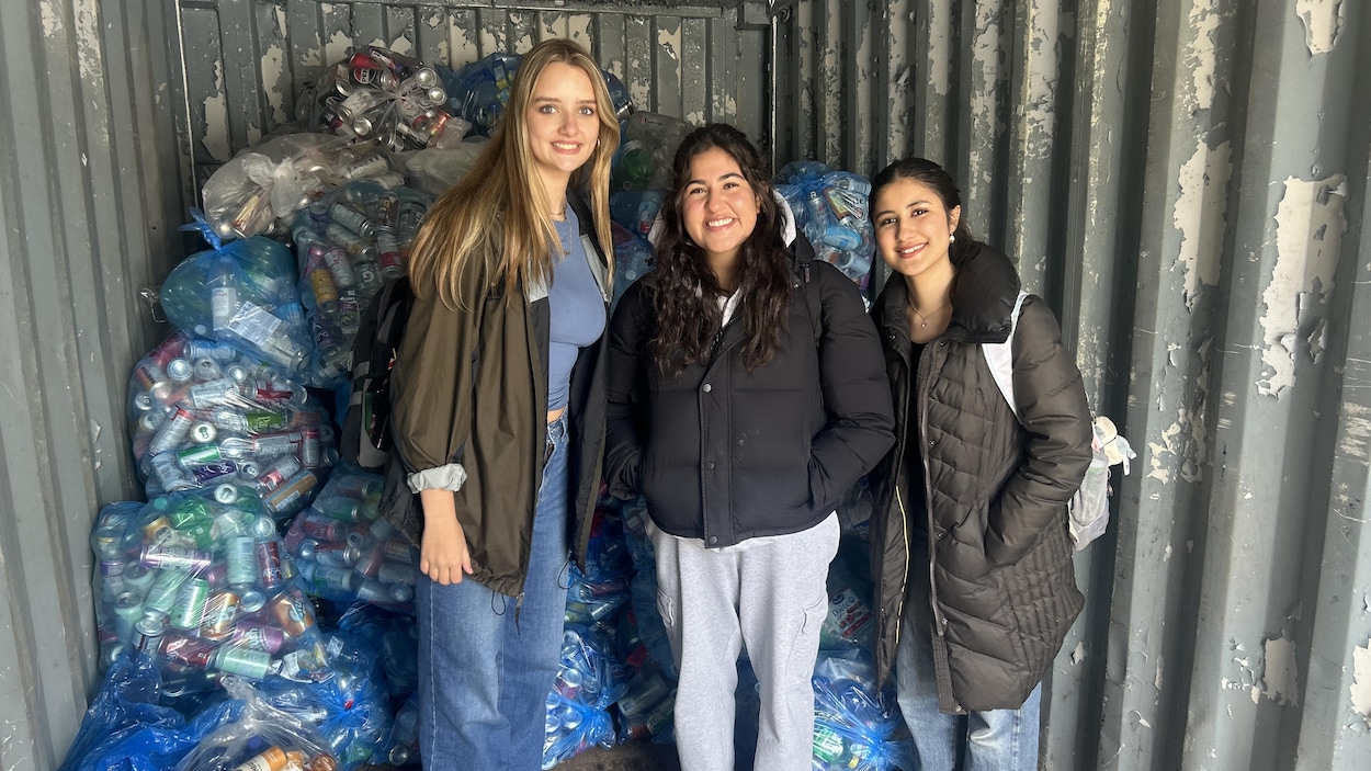Le remboursement des contenants recyclables augmente, des gens en apportent des centaines