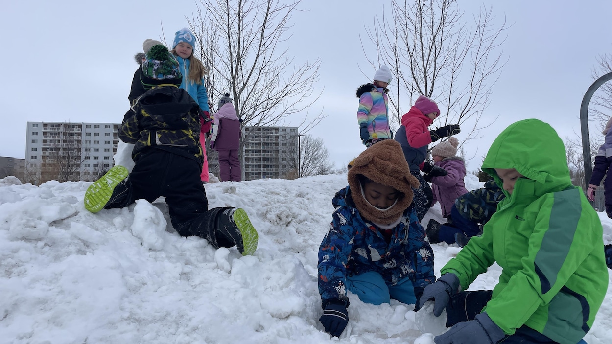 Buttes de neige dans les écoles : l’Ontario prône la prudence