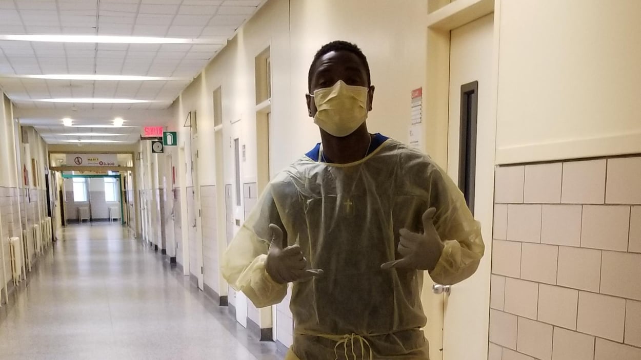 Un jeune homme dans un hôpital.