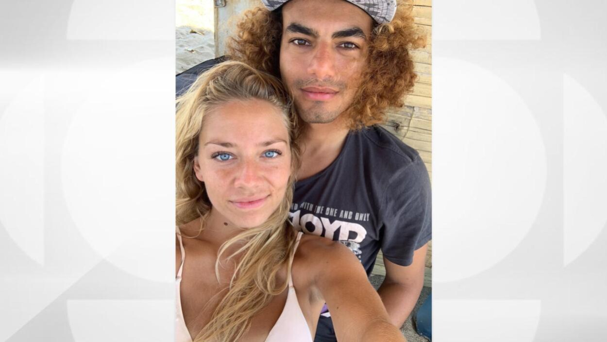 Un couple prend la pose pour une photo.