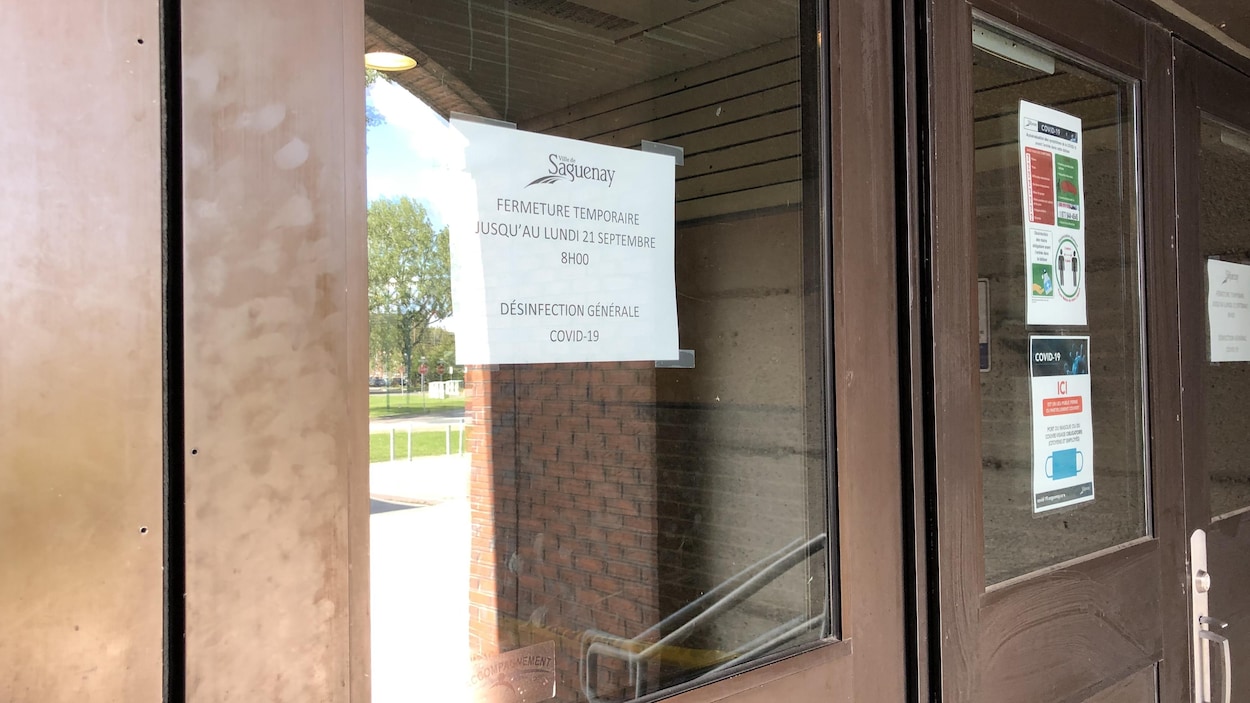 Une feuille indiquant une fermeture temporaire dans la fenêtre d'une porte.