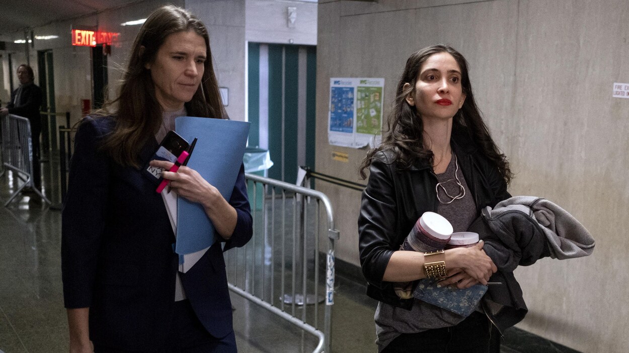 Deux femmes marchent dans les corridors du palais de justice.