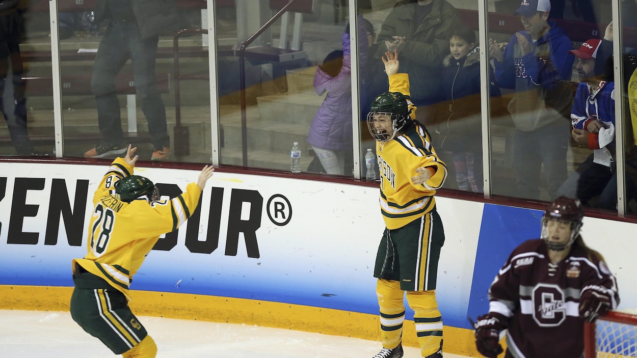 Elizabeth Giguère et sa coéquipière Josiane Pozzebon célèbrent le but de la victoire marqué en prolongation par la Québécoise en finale du Frozen Four